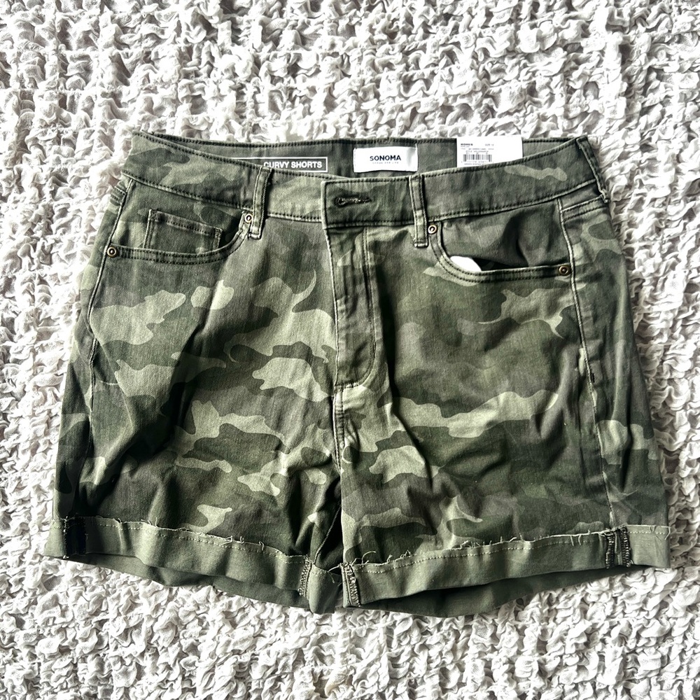 Sonoma Women's Green Camo Cargo Shorts with tags size 12